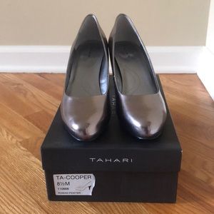 Tahari Pewter pump